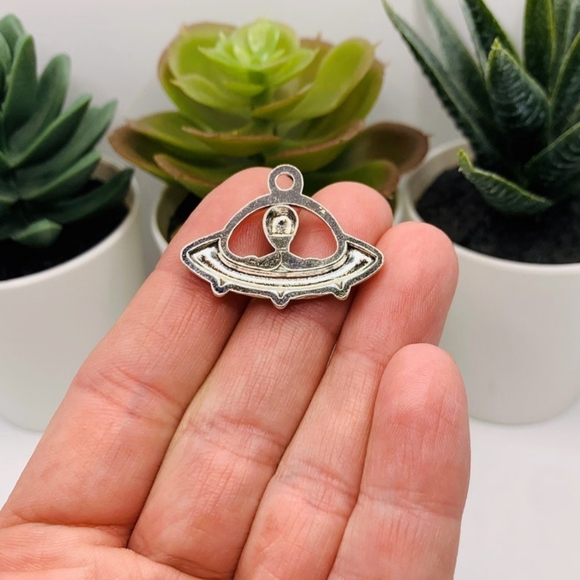 Lot of 2 Alien in UFO Charms I Want To Believe Pendants or earrings X files - Picture 5 of 5